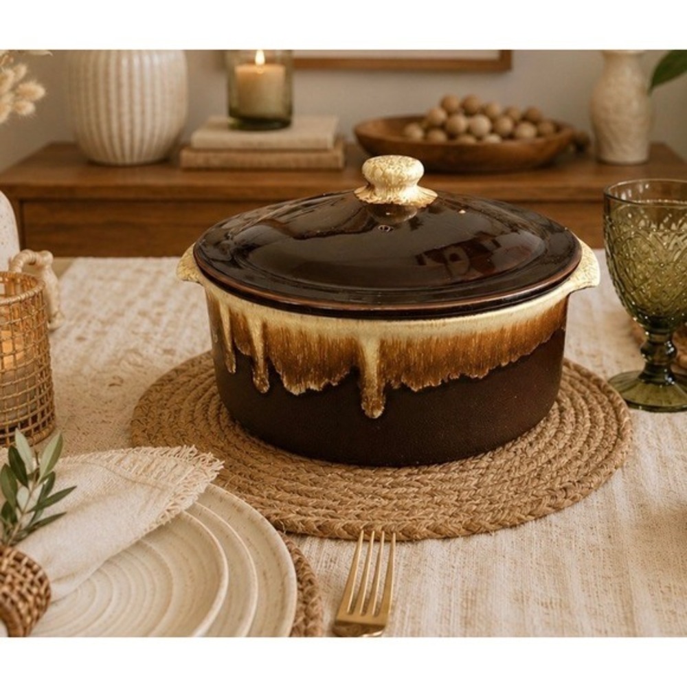 VTG. Pfaltzgraff Gourmet Brown Drip Stoneware Casserole/Bean Dish w/ Lid.
